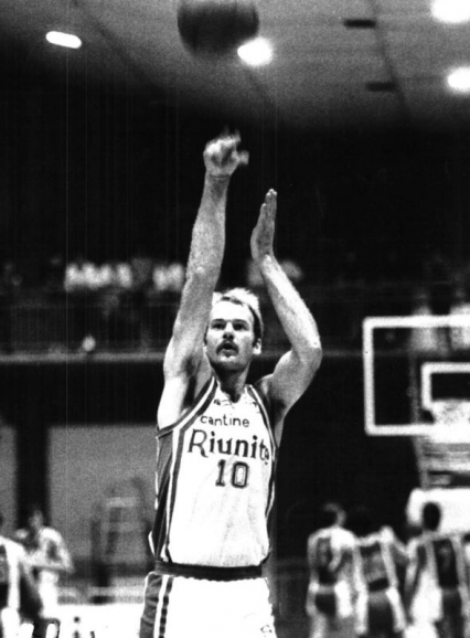 Bob Morse al tiro libero durante una sessione di riscaldamento pre-partita.
